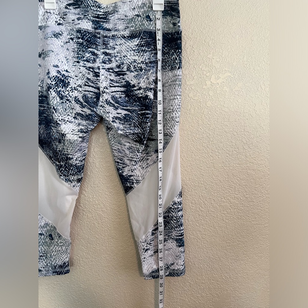 🤍 NWOT Fabletics Mid-Rise Powerhold Capri Leggings - Picture 7 of 9